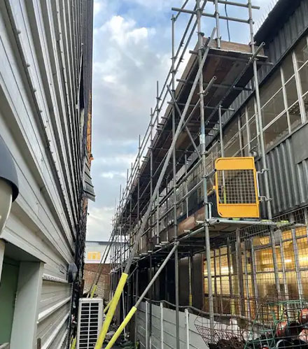 Evans Scaffolding scaffolders on site in Surrey