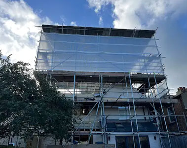 Evans Scaffolding scaffolders on site in Surrey