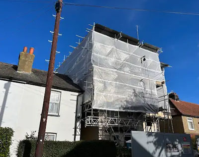 Evans Scaffolding scaffolders on site in Surrey