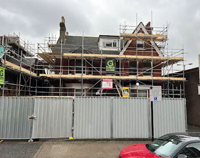 Evans Scaffolding scaffolders on site in Surrey