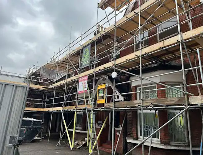 Evans Scaffolding scaffolders on site in Surrey